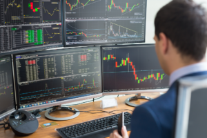 Akciové trhy v posledních měsících? Horská dráha plná nejistoty, která jede stále vzhůru